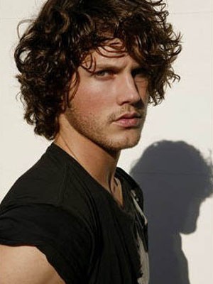 Komfortable Wellig Kappenlos Kunsthaar Perücke